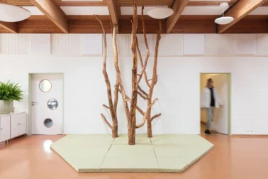 Kletterbaum mit Fallschutz in der Kita Kindergartenmöbel und Raumgestaltung: Drei Kletterbäume mit passendem Fallschutz, fördern Bewegung, Gleichgewicht und soziale Kompetenzen der Kinder in der Kita.