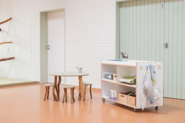 Kreativ-und Bastelwagen Kindergartenmöbel und Raumgestaltung: Wagen für Bastelsachen und Kreativmaterialien, ideal für Kunstprojekte in der Kita, neben dem Gnom Tischset von Papoq.