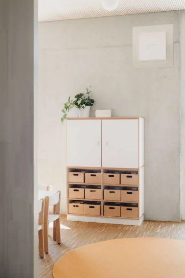 Modularer moderner Schrank mit Eigentumskisten aus Buche Kindergartenmöbel und Raumgestaltung: Moderner Schrank von Papoq mit teiloffenem Design und Buchekante, ausgestattet mit Vollholzkisten für Materialien oder Eigentumskisten der Kinder.