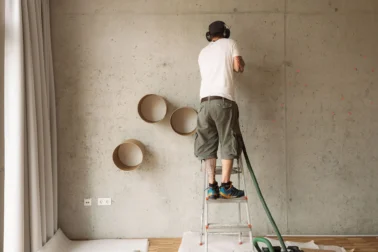 Montage von Röhrenregalen im Kindergarten: Team bei der Installation und Überprüfung der Regale, um eine organisierte und funktionale Umgebung für die Kinder zu schaffen.