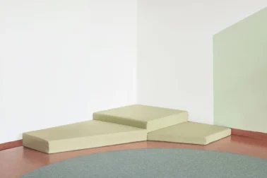 Polsterpuzzle Bewegungsbaustelle Kindergartenmöbel und Raumgestaltung: Dreiteiliges Polsterpuzzle aus Schaumstoff, ideal für Ruhezonen zum Lesen und Kuscheln im Kindergarten.