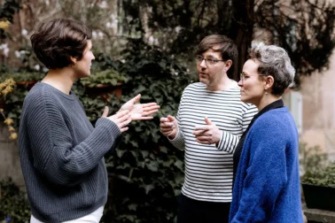 Das Team von papoq bei einer Besprechung: Professionelle Projektbegleitung von der Planung bis zur Montage, um eine optimale Raumgestaltung für Kindergärten zu gewährleisten.