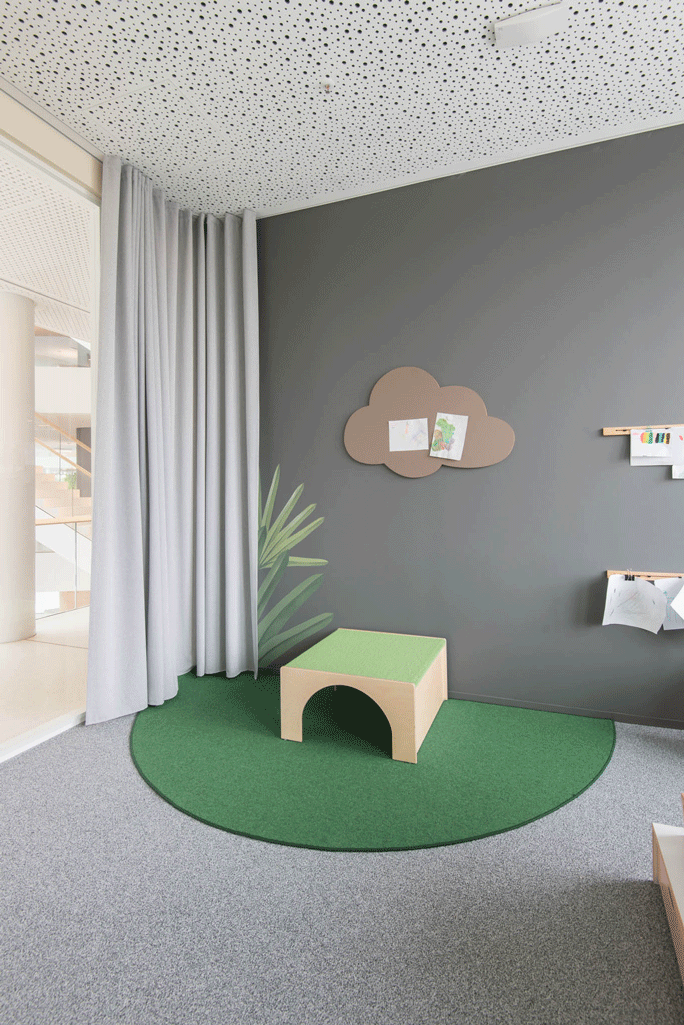 Spielpodest im Eltern-Kind-Büro Spielecke im Eltern-Kind-Büro mit drei vielseitigen Spielpodesten, Teppich, Bilderleisten und farbenfrohem Wandgemälde – Papoq schafft kreative Räume für Familie und Arbeit.